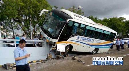 海口美兰机场巴士撞上桥头护栏，7名乘客受伤