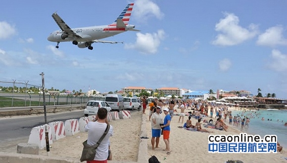 游客在茱莉安娜公主机场遭飞机气流喷飞后撞墙身亡