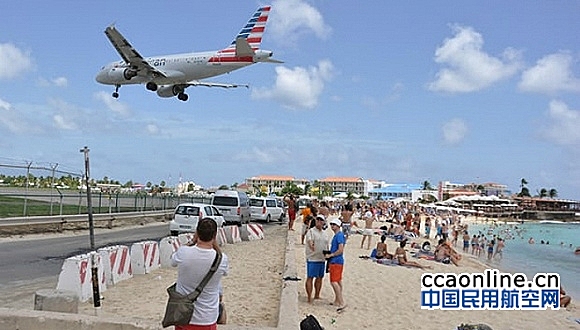 游客在茱莉安娜公主机场遭飞机气流喷飞后撞墙身亡