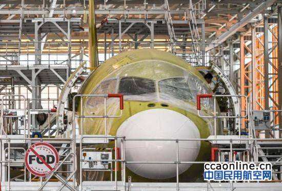 鄭州機場首降進口服裝包機，服裝將撥到20個城市