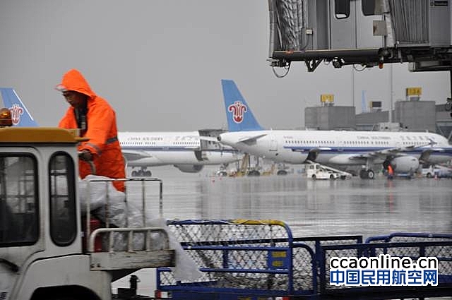 成都机场受阵雨天气影响，8000名旅客滞留机场
