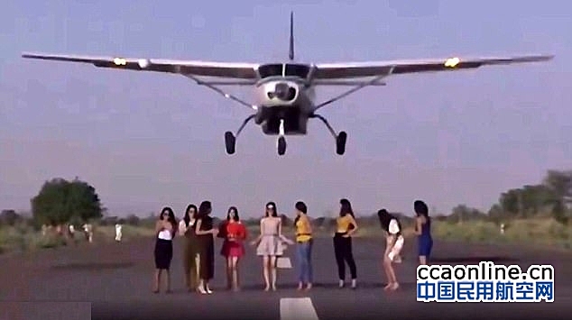 印度女模特机场跑道上拍照，飞机擦过头顶起飞