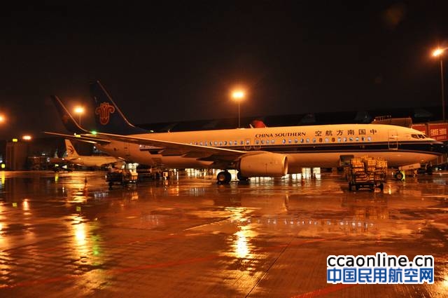 南航航班报火警紧急备降长沙，1名旅客撤离时受轻伤