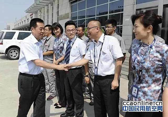 西部机场集团总经理卢程祥赴咸阳机场慰问一线员工