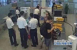 女子南宁机场拒绝安检试图冲关，被警方强制带离