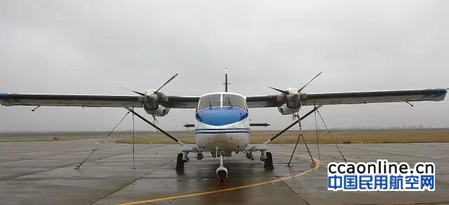 新疆通航派员对呼伦贝尔Y12飞机机组进行安全检查