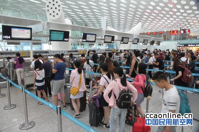 深圳机场全力应对台风“天鸽”