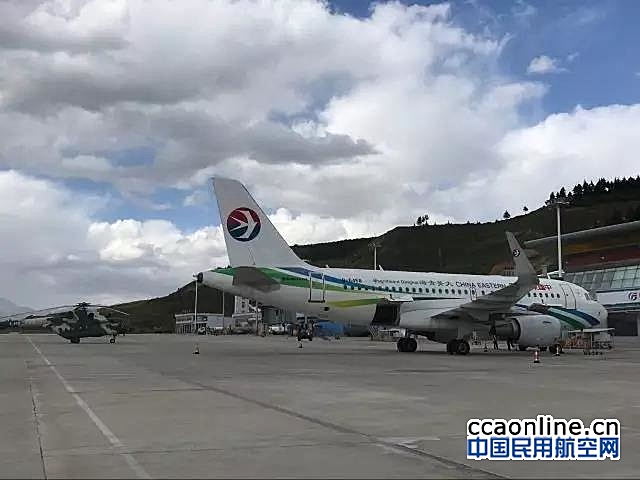 东航首架救援航班从九寨沟震区接回121名旅客