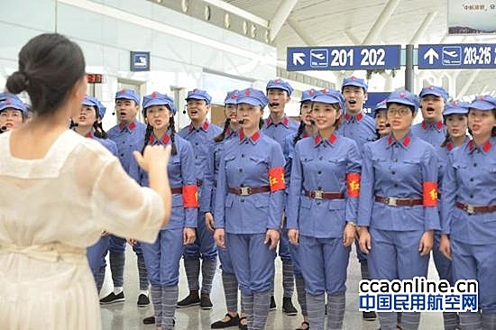 东航江西红星合唱团在南昌机场开展“快闪”活动