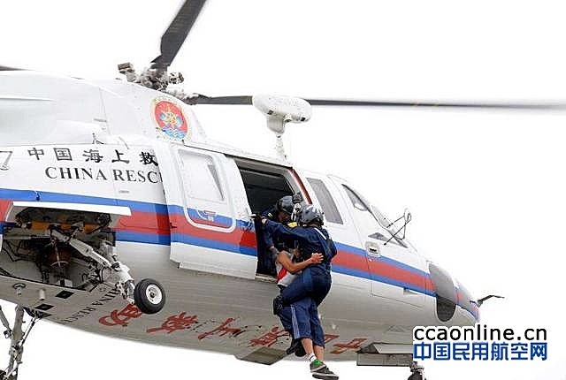 东一飞S76直升机连续作战成功救助两名重伤渔民