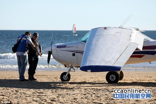 小型飞机飞机迫降海滩撞死两人