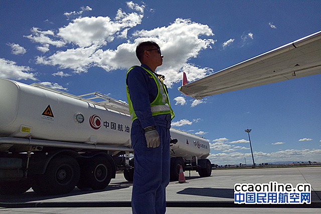中国航油内蒙古参与运12F飞机起落架故障救援演练