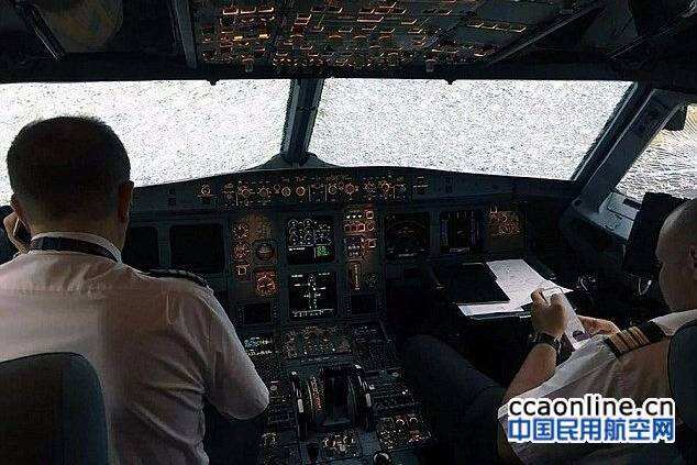 客機遇冰雹致風擋玻璃破裂，機長全盲操作成功降落
