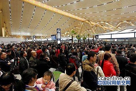 受台风影响航班改签，家长让孩子“闹机场”