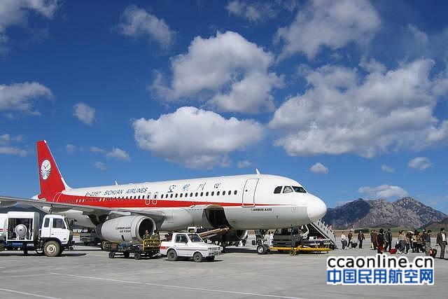 成都双流机场全力保障九寨地震救援航班飞行