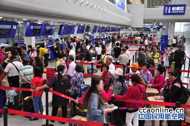 登机系统故障影响全球多个机场，离境大厅排长队