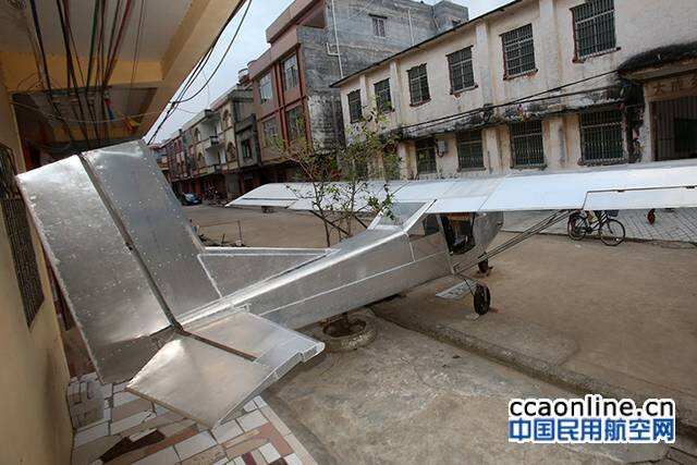 一農民手工自制飛機，有違法律試飛前夕被叫停