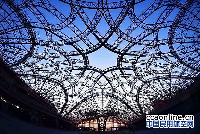 北京新机场探秘：航站楼正在进行屋面、玻璃墙安装
