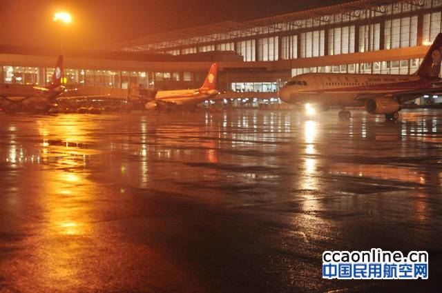 成都暴雨致机场取消航班161架次，为近年来之最