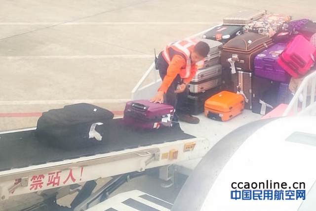 旅客拍下自己托运的行李“登机”过程