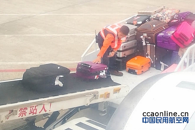 旅客拍下自己托运的行李“登机”过程
