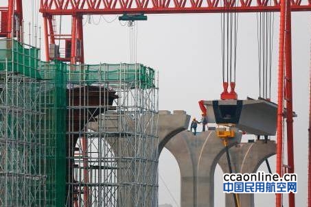 北京轨道交通新机场线架梁，首次与高速公路“共构”