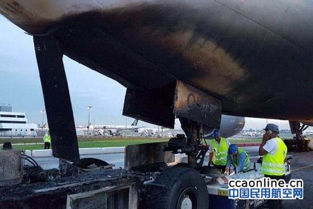 樟宜机场一辆飞机拖车起火，新航客机被熏黑一大片