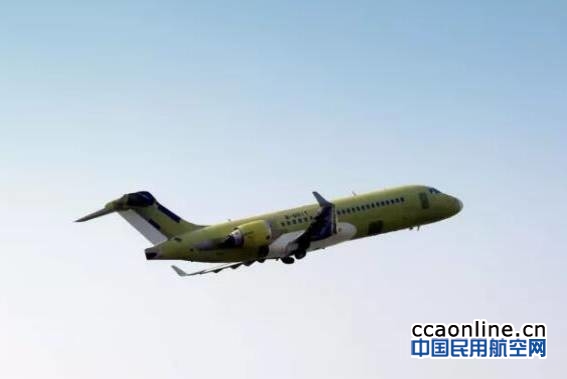 ARJ21飞机首架公务机第一次飞上蓝天