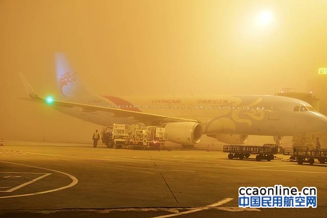 大雾突袭成都双流机场，上万旅客出行受阻 