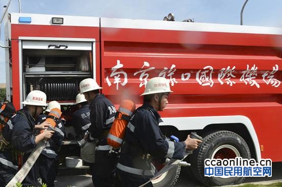 南京空港油料公司加油车刮碰行李车被华东局处罚
