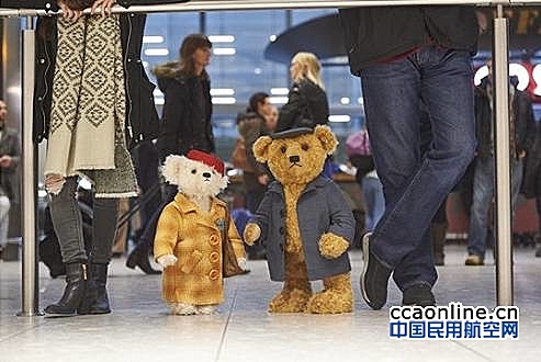 希思罗机场抢先发布的圣诞广告，主角依旧是那两只熊