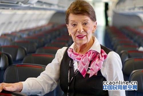 世界最年长空姐81岁：只要身体允许将继续空乘事业