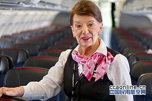 世界最年长空姐81岁：只要身体允许将继续空乘事业