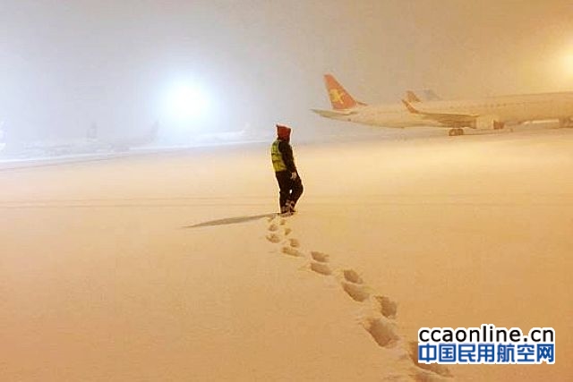 暴雪来袭，海航技术新疆维修基地安全护送飞机起航