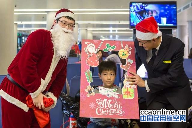 圣诞老人现身上海两大机场，春秋航空派礼物送机别出心裁
