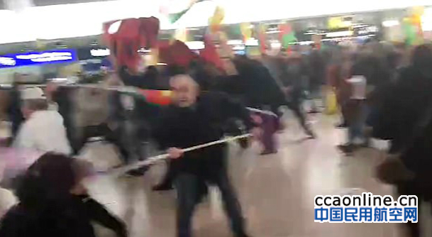 德国机场180人爆发冲突，抗议者举旗与乘客扭打