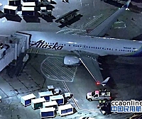 美国波士顿机场阿拉斯加航空客机与除冰车相撞