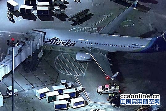 美国波士顿机场阿拉斯加航空客机与除冰车相撞