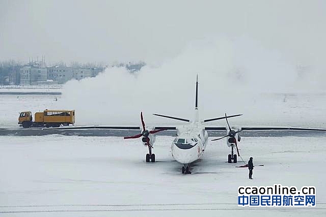 襄阳机场通宵作业除冰雪