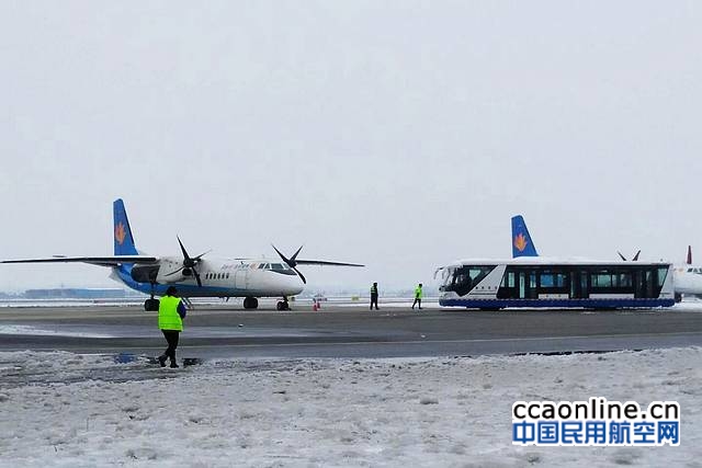 襄阳机场暴雪后首架保障航班11时37分平稳落地