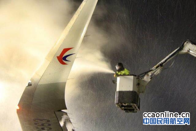 合肥突降暴雪，东航安徽公司积极进行除雪工作