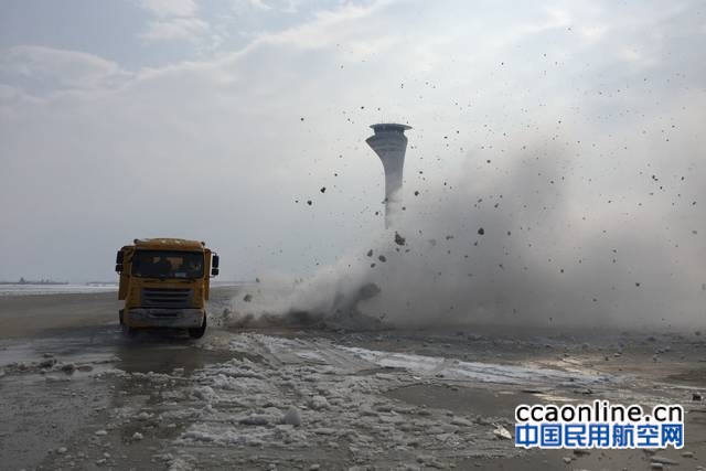 武汉天河机场飞行区浴雪鏖战保“天路”