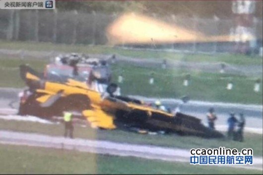 新加坡航展一架表演飞机冲出跑道并起火