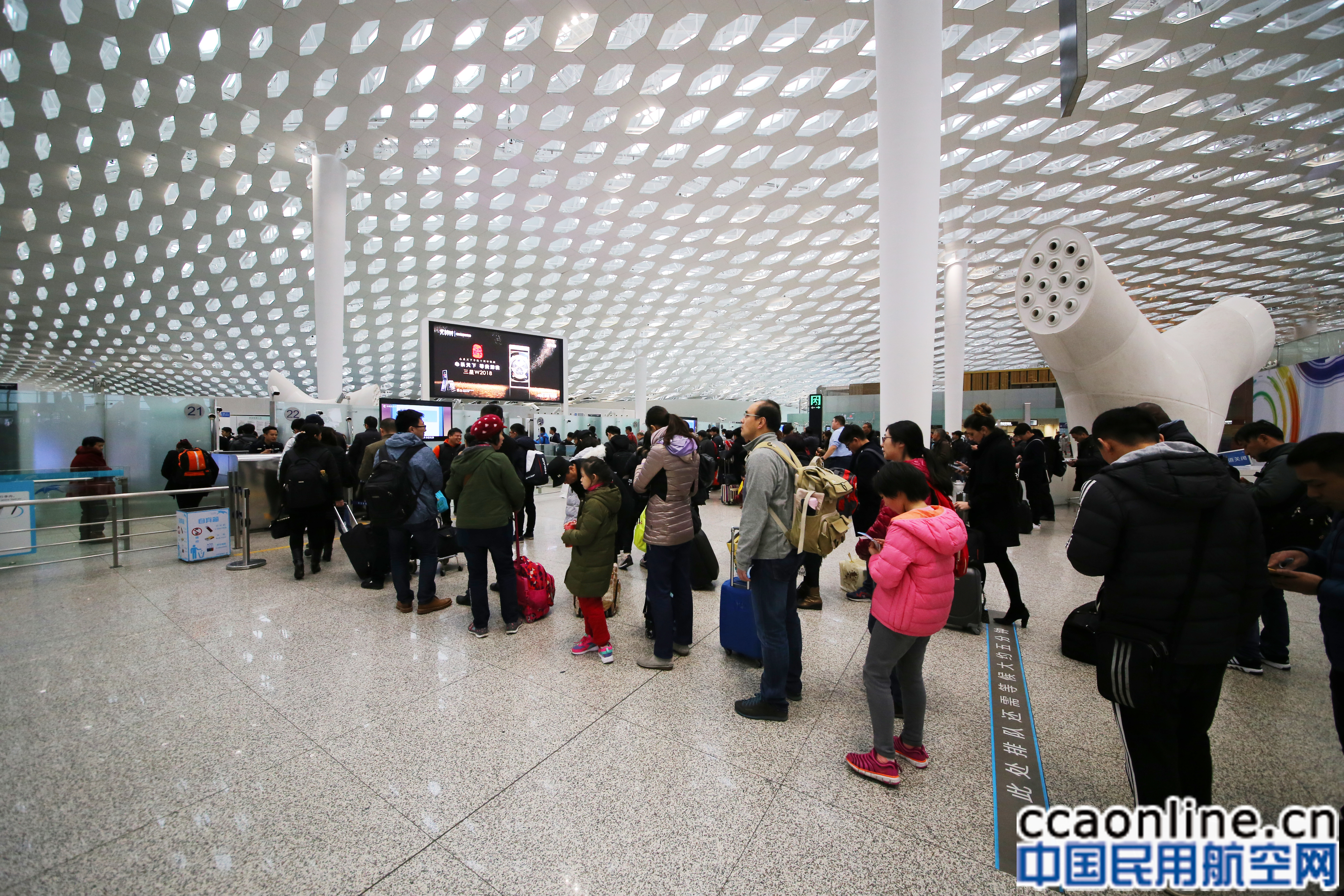 七旬老人错过航班，深圳机场安检员帮其买票回家