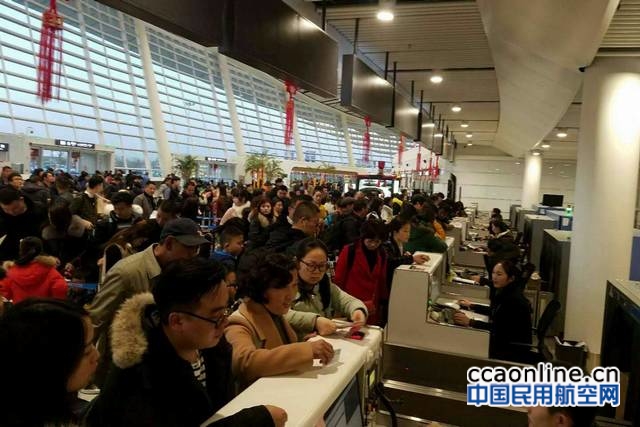 襄阳机场迎来客流高峰返乡航班爆满