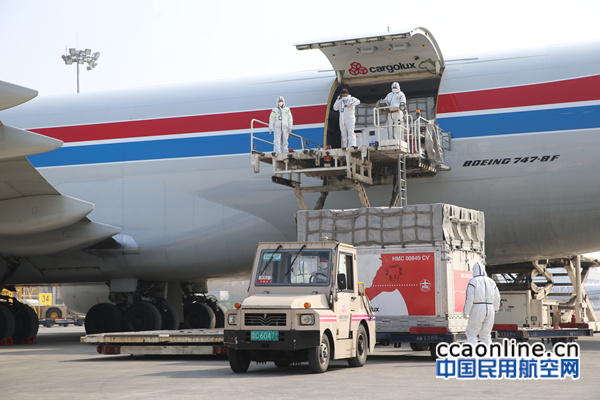 郑州机场货运航班平稳运行 今年货邮吞吐量累计突破40万吨