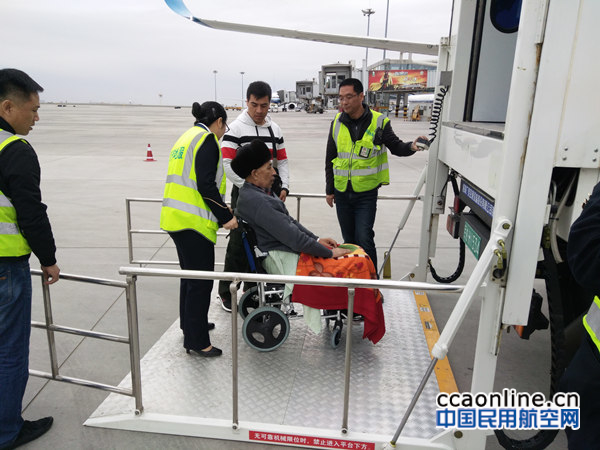 新疆首家！南航残障旅客登机车正式投入使用