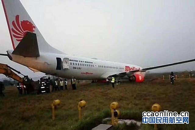 一架客机在尼泊尔加德满都国际机场冲出跑道