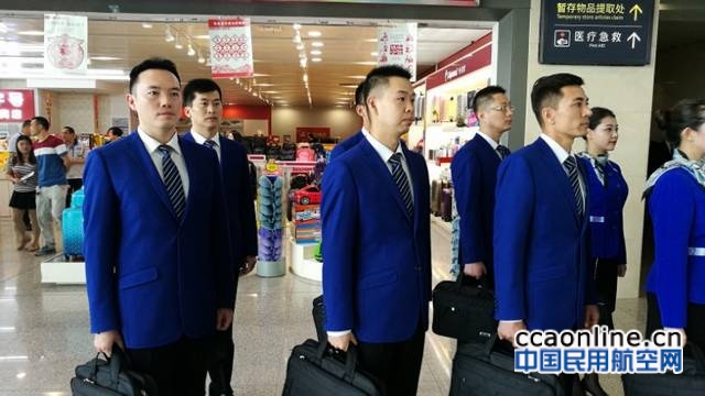 “滨海蓝”亮相，天津机场员工试穿新版工作服