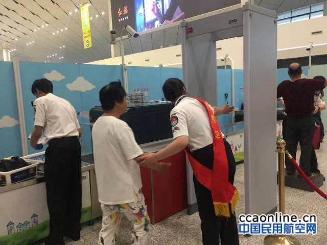 巡视偶遇数十名听障旅客，郑州机场安检员安静护送